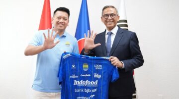 Duta Besar Rl untuk Republik Korea Cecep Herawan dan Deputy CEO PERSIB Bandung Adhitia Putra Herawan - @indonesiainseoul