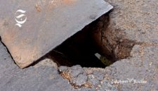 Jalan berlubang di Jembatan Cipamatutan - sukabumiheadline.com