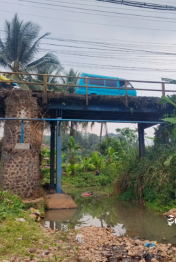 Jembatan Cipamatutan Sukabumi lapuk, retak, bolong dan rawan ambruk