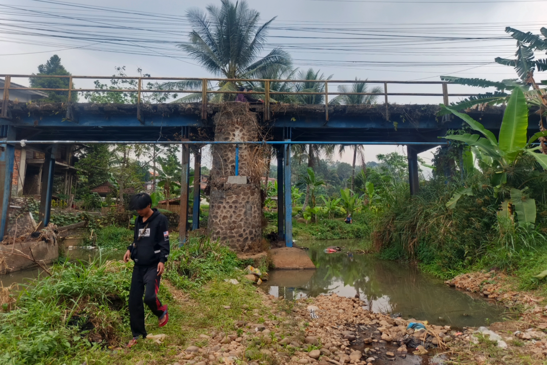 Jembatan Cipamatutan Sukabumi lapuk, retak, bolong dan rawan ambruk 1 Jembatan Cipamatutan, Kecamatan Bojonggenteng, Kabupaten Sukabumi - sukabumiheadline.com