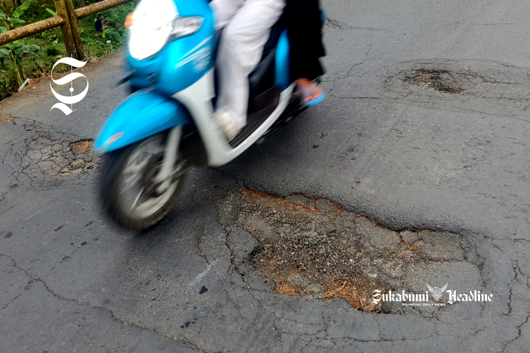 7 penampakan Jembatan Cipamatutan Sukabumi: Lapuk, kumuh dan rawan ambruk 6 Lubang akibat retakan di jalan Jembatan Cipamatutan - sukabumiheadline.com