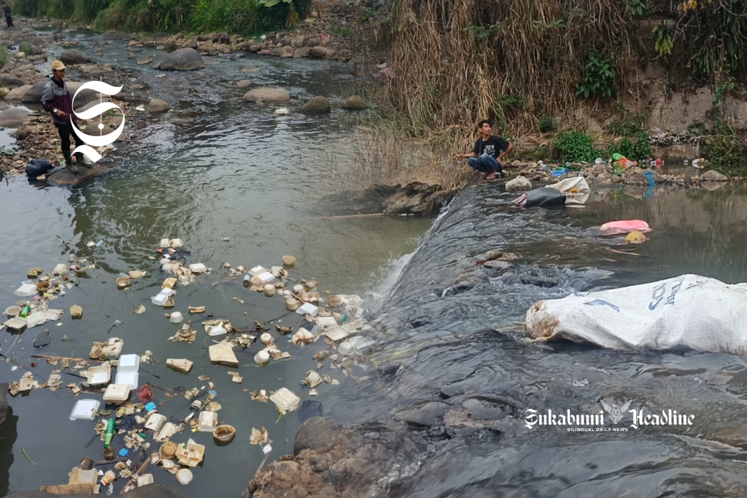 7 penampakan Jembatan Cipamatutan Sukabumi: Lapuk, kumuh dan rawan ambruk 1 Sampah plastik kotori Sungai Cipamatutan - sukabumiheadline.com