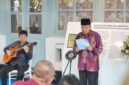 Sebuah rumah bergaTaufiq Ismail membaca puisi di Kota Sukabumi - Fadli Zon