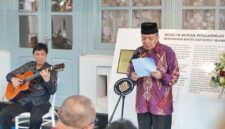 Sebuah rumah bergaTaufiq Ismail membaca puisi di Kota Sukabumi - Fadli Zon