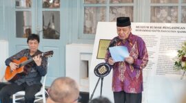 Sebuah rumah bergaTaufiq Ismail membaca puisi di Kota Sukabumi - Fadli Zon