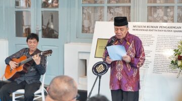 Sebuah rumah bergaTaufiq Ismail membaca puisi di Kota Sukabumi - Fadli Zon