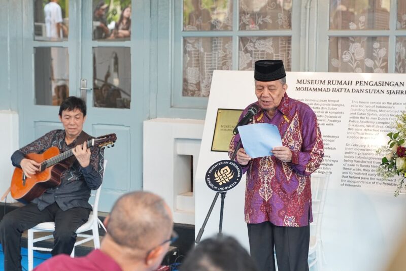 Sebuah rumah bergaTaufiq Ismail membaca puisi di Kota Sukabumi - Fadli Zon