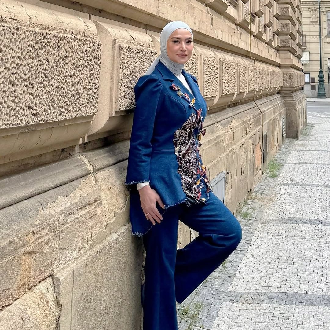 5 foto hijab anggun Vanty Veronica, wanita Sukabumi di panggung film, model dan masterchef 5 Vanty Veronica dalam balutan busana Muslimah warna biru