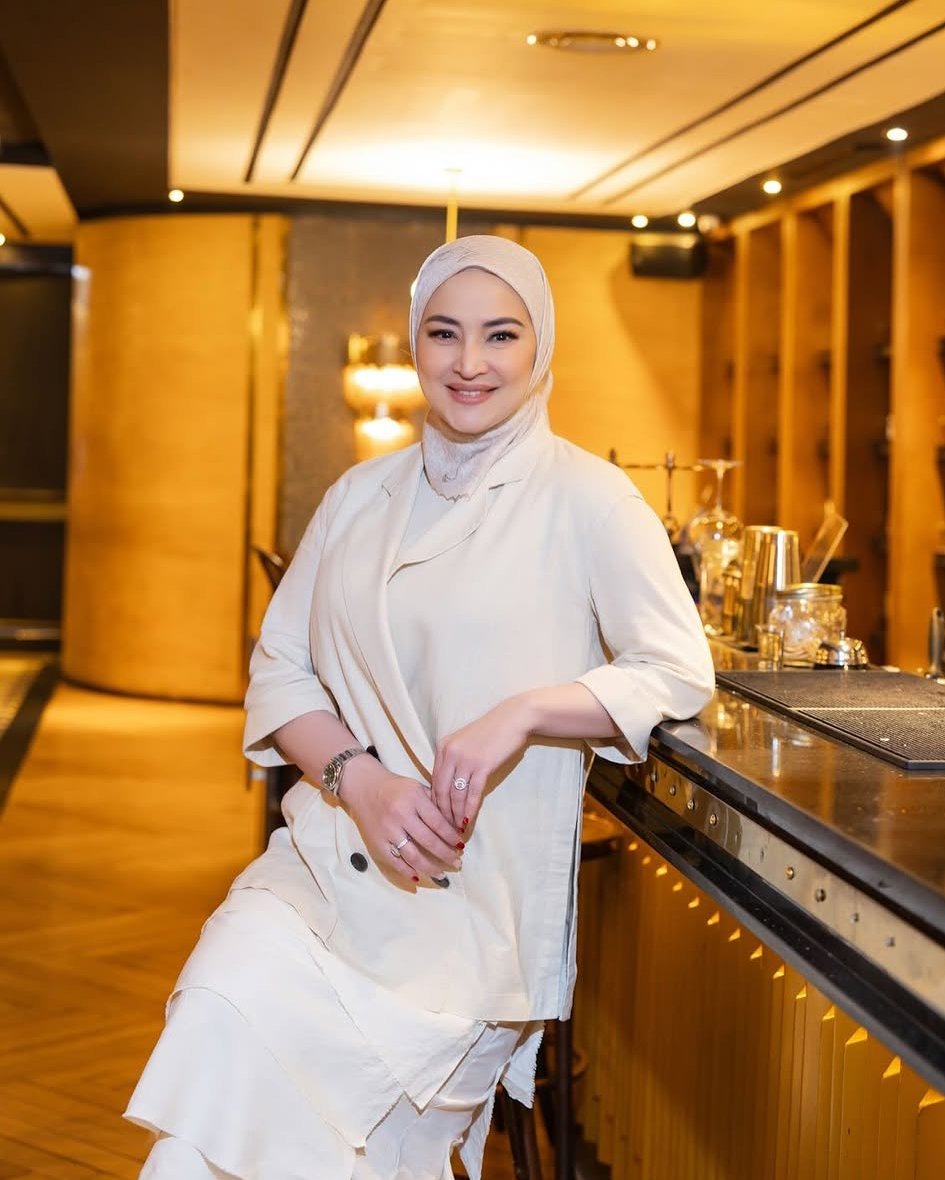 5 foto hijab anggun Vanty Veronica, wanita Sukabumi di panggung film, model dan masterchef 3 Vanty Veronica dalam balutan busana Muslimah warna krem