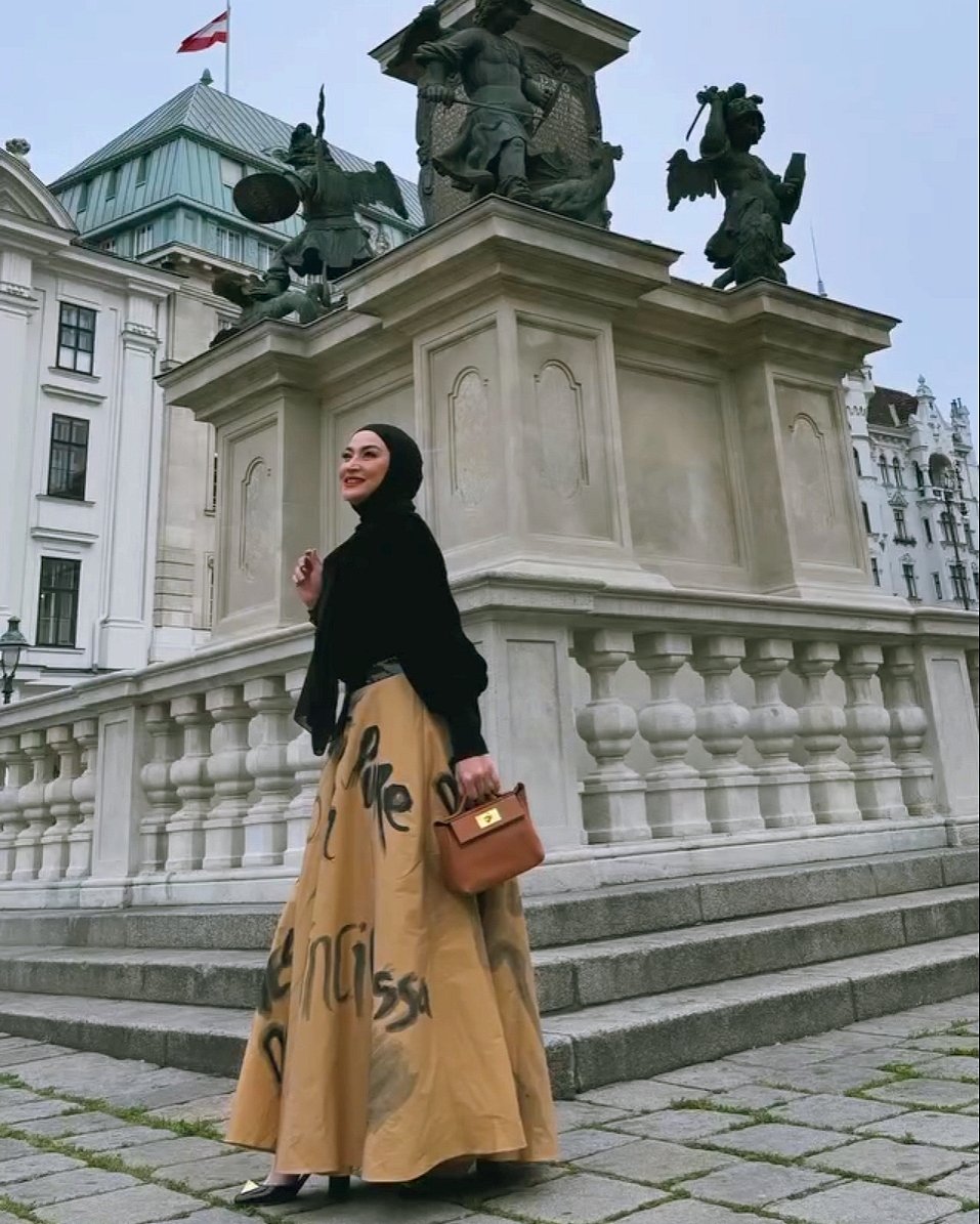 5 foto hijab anggun Vanty Veronica, wanita Sukabumi di panggung film, model dan masterchef 4 Vanty Veronica saat mengunjungi Prancis