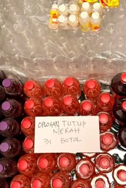 Gudang miras oplosan dan ilegal di Sukabumi digrebek polisi, ratusan botol disita