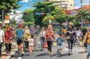 Ilustrasi orang-orang sedang mengikuti car free day dengan berjalan kaki santai di jalan raya - sukabumiheadline.com