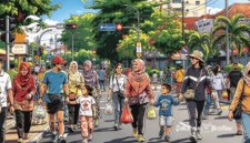 Ilustrasi orang-orang sedang mengikuti car free day dengan berjalan kaki santai di jalan raya - sukabumiheadline.com