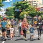 Ilustrasi orang-orang sedang mengikuti car free day dengan berjalan kaki santai di jalan raya - sukabumiheadline.com