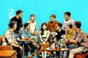 Ilustrasi perempuan dikelilingi laki-laki - sukabumiheadline.com