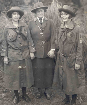 31 Oktober: Halloween, Saraswati hingga pendiri Pramuka Putri 1 Juliette Gordon Low (tengah) berdiri bersama 2 pandu putri