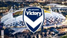 Logo Melbourne Victory FC dengan latar Melbourne Rectangular Stadium - Ist