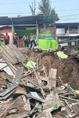Ngeri! Rumah warga Sukabumi ambruk dipicu longsor