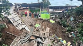 Rumah warga Gunungpuyuh, Kota Sukabumi ambruk dipicu longsor - BPBD Kota Sukabumi
