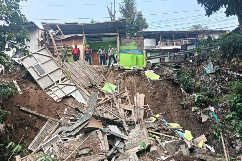 Rumah warga Gunungpuyuh, Kota Sukabumi ambruk dipicu longsor - BPBD Kota Sukabumi