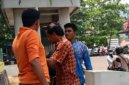 Pria baju oranye meludahi petugas parkir di Sukabumi - Ist