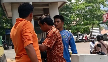Pria baju oranye meludahi petugas parkir di Sukabumi - Ist
