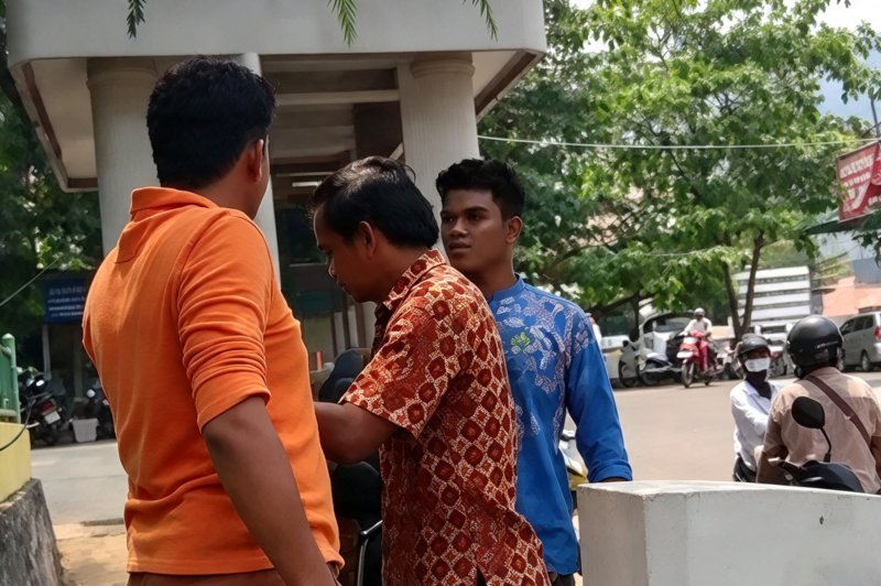 Pria baju oranye meludahi petugas parkir di Sukabumi - Ist
