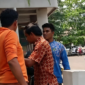Pria baju oranye meludahi petugas parkir di Sukabumi - Ist