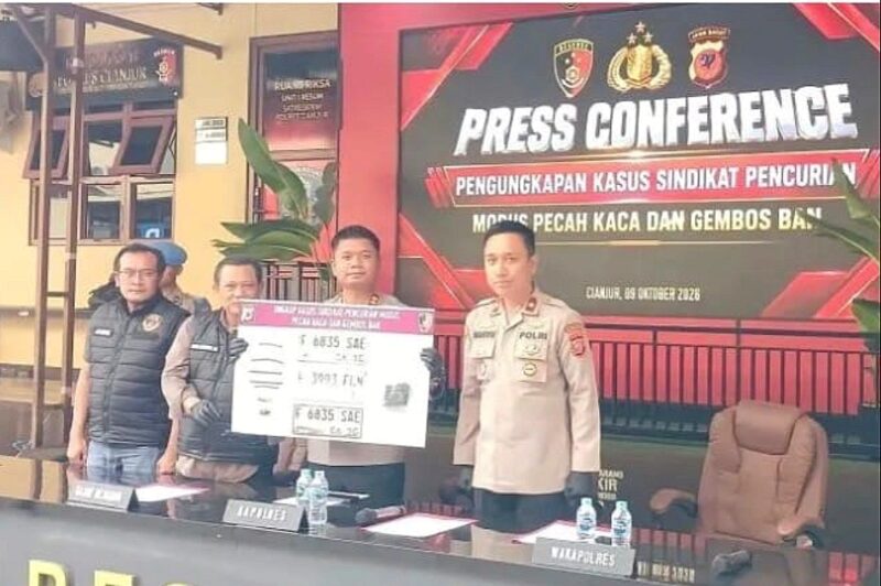 Rilis penangkapan dua eksekutor pecah kaca dan gembos ban beromzet Rp4,1 miliar di Sukabumi - Humas Polres Cianjur