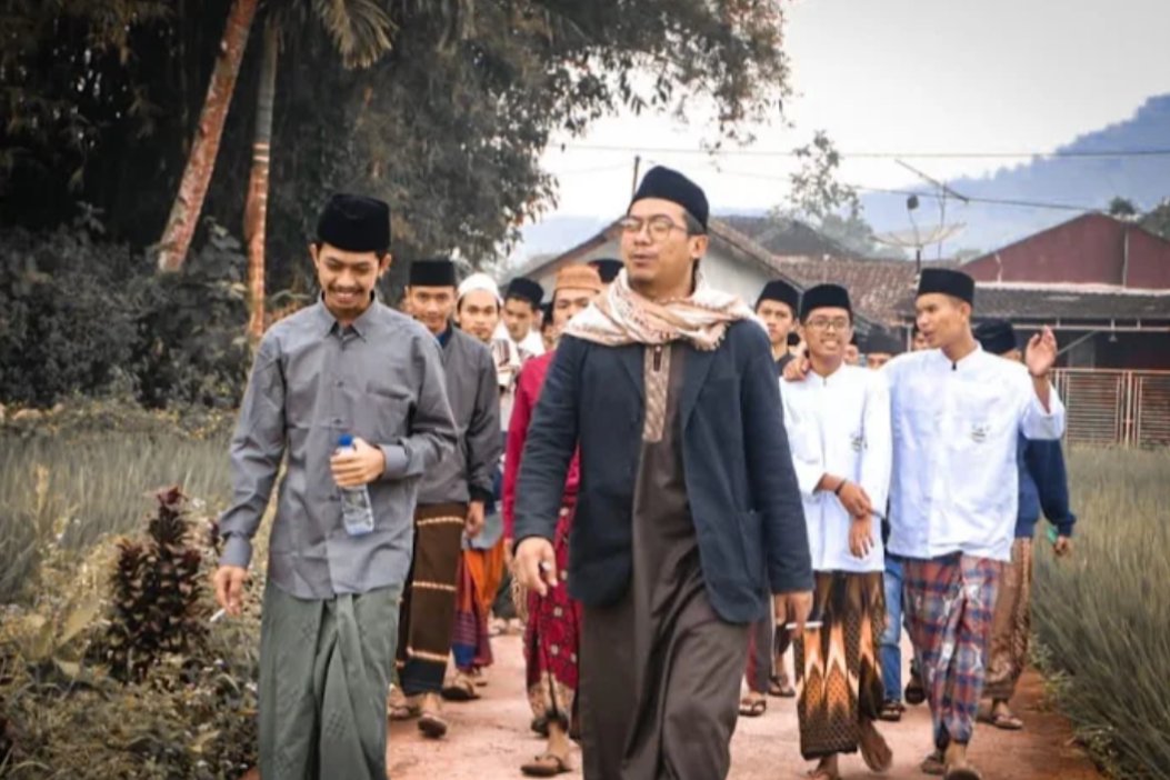 Santri dan pengasuh Ponpes El-Azzam Sukabumi - Ist