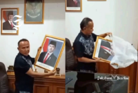 Wakil Ketua DPRD Kota Sukabumi Rojab Asy'ari mencopot foto Wapres Gibran Rakabuming Raka - Dok. Pribadi