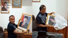 Wakil Ketua DPRD Kota Sukabumi Rojab Asy'ari mencopot foto Wapres Gibran Rakabuming Raka - Dok. Pribadi