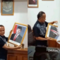 Wakil Ketua DPRD Kota Sukabumi Rojab Asy'ari mencopot foto Wapres Gibran Rakabuming Raka - Dok. Pribadi